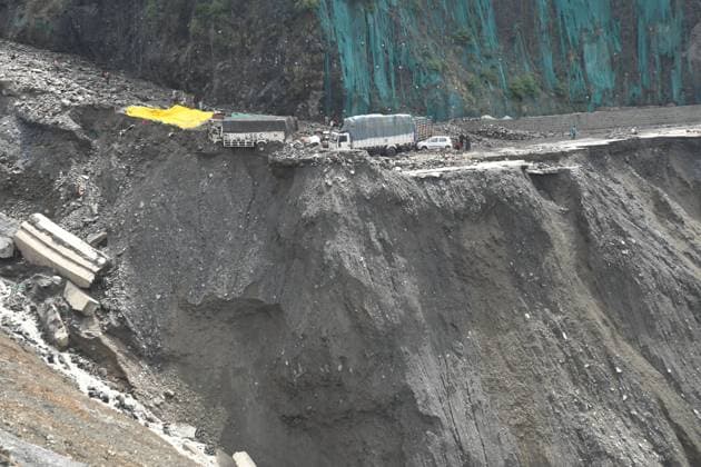 Bilder des Jahres 2025, News 04 April News Themen der Woche KW17 News Bilder des Tages April 21, 2025, Ramban, Jammu And Kashmir, India: Vehicles are buried under rocks on the Srinagar- Jammu national highway after a landslide following a cloudburst near Ramban, some 147 kilometers from Srinagar, the summer capital of Kashmir, 21 April 2025. Heavy rainfall and cloud bursts triggered flash floods and landslides in several areas of Ramban district early morning 20 April 2025, leaving at least three people dead and damaging scores of houses and roads, while more than 100 people were rescued. Ramban India - ZUMAz120 20250421_zip_z120_004 Copyright: xBasitxZargarx