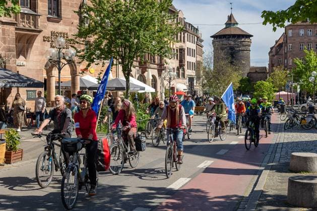 News Themen der Woche KW17 News Bilder des Tages Ostermarsch, Nürnberg, 21.04.2025 Teilnehmerinnen und Teilnehmer beim Ostermarsch. Der Demonstrationszug führte durch die Innenstadt und endete mit einer Abschlusskundgebung am Kornmarkt. Hier der Fahrrad Demonstrationszug aus Fürth welcher in Nürnberg angekommen ist. Nürnberg Altstadt - Saint Lorenz Bayern Deutschland *** Easter March, Nuremberg, 21 04 2025 Participants at the Easter March The demonstration march led through the city center and ended with a final rally at Kornmarkt Here the bicycle demonstration march from Fürth which arrived in Nuremberg Nuremberg Old Town Saint Lorenz Bavaria Germany 20250421-6V2A7299-M4000