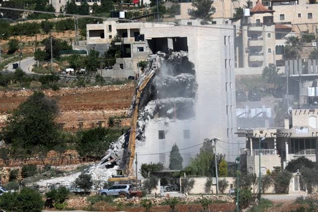 Bilder des Jahres 2025, News 04 April News Themen der Woche KW17 News Bilder des Tages Israeli forces demolish a Palestinian-owned building that it was allegedly unauthorized in Beit Emir Israeli forces demolish a Palestinian-owned building that it was allegedly unauthorized in Beit Emir town during a raid in Hebron, West Bank on April 21, 2025.. Photo by Mamoun Wazwaz apaimages Hebron West Bank Palestinian Territory 210425_Hebron_MW_00(7) Copyright: xapaimagesxMamounxWazwazx xapaimagesx