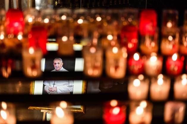 News Themen der Woche KW17 News Bilder des Tages Hommage à Lisieux PHOTOPQR OUEST FRANCE Mathis Harpham Ouest France Lisieux 21 04 2025 Ce lundi 21 avril 2025 , le Pape François est décédé Des fidèles catholiques lui rendent hommage à la basilique Sainte Therese Sainte Thérèse de Lisieux Calvados Normandie Photographe Mathis Harpham Ouest France Lisieux 04 21 2025 atmosphere after the announcement of the death of Pope Francis Lisieux France  Copyright: xPHOTOPQR OUESTxFRANCE MAXPPPxMathisxHarphamx xOuest-Francex 20250421OFR8264 20250421OFR8264