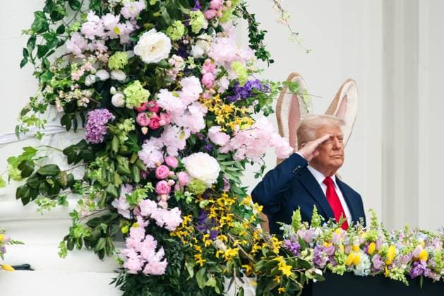 Bilder des Jahres 2025, News 04 April News Themen der Woche KW17 News Bilder des Tages President Donald Trump salutes during the singing of the National Anthem at the 2025 Easter Egg Roll on the South Lawn of the White House in Washington DC on Monday, April 21, 2025  WAX20250421448 SamuelxCorum