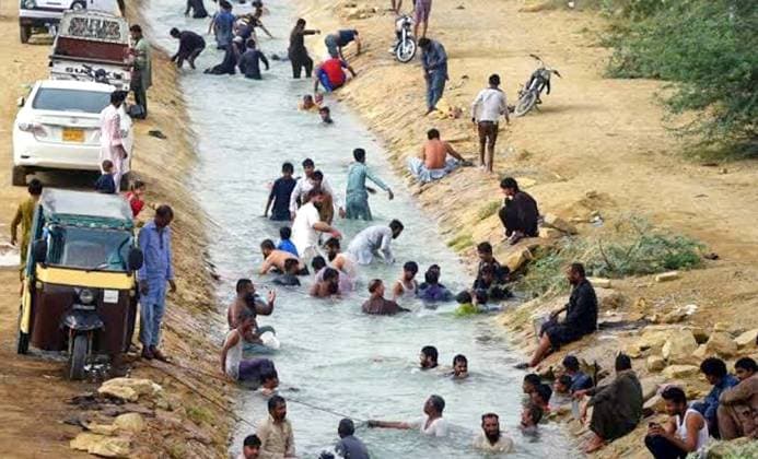 News Themen der Woche KW17 News Bilder des Tages RECORD DATE NOT STATED HUB, PAKISTAN, APR 21: People are enjoying bath to beat the heat of scorching sun during a hot day of summer season, at Lasbella Canal in Hub on Monday, April 21, 2025. (Arshad Baloch PPI Images). EDITORIAL USE ONLY Copyright: xx AR-ZM-210425x ppiphotos448578