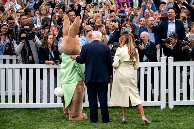 News Themen der Woche KW17 News Bilder des Tages The Easter Bunny, President Donald Trump and First Lady Melania Trump greet guests during the 2025 Annual Easter Egg Roll on the South Lawn of the White House in Washington, DC on Monday, April 21, 2025.  WAP20250421311 BONNIExCASH