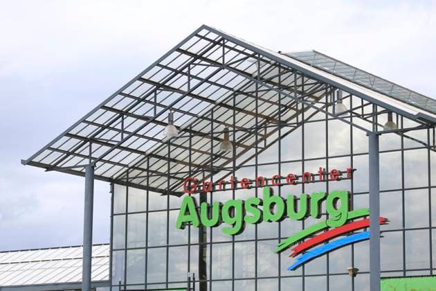 Das Logo des Gartencenter Augsburg an der Glasfront einer Filiale ist zu sehen am 21. April 2025 in Krefeld, Deutschland. (Foto von Oliver Kaelke DeFodi Images) +++ The logo of the Augsburg Garden Center can be seen on the glass front of a branch on April 21, 2025 in Krefeld, Germany. (Photo by Oliver Kaelke DeFodi Images) *** The logo of the Augsburg Garden Center can be seen on the glass front of a branch on April 21, 2025 in Krefeld, Germany Photo by Oliver Kaelke DeFodi Images The logo of the Augsburg Garden Center can be seen on the glass front of a branch on April 21, 2025 in Krefeld, Germany Photo by Oliver Kaelke DeFodi Images