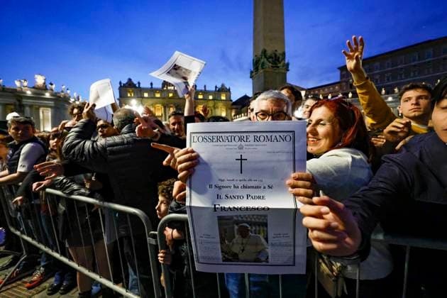 News Themen der Woche KW17 April 21, 2025, Vatican City, VATICAN: People take a copy of a special edition of the Vatican newspaper L Osservatore Romano announcing the death of the Pope Francis in Saint Peter s Square, the Vatican, 21 April 2025. ANSA FABIO FRUSTACI Vatican City VATICAN  - ZUMAa110 20250421_zaf_a110_049 Copyright: xFabioxFrustacix