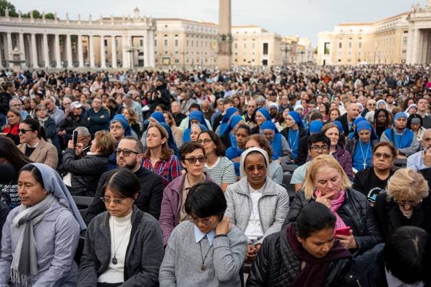 News Themen der Woche KW17 A woman prays the rosary after the death of Pope Francis A woman prays the rosary after the death of Pope Francis, on April 21, 2025, in Vatican City, Rome Italy Pope Francis died at 7  Copyright: xStefanoxSpazianix 6664841