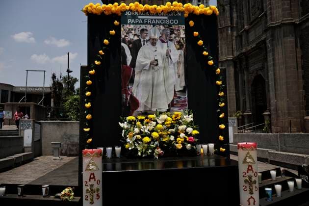 April 21, 2025, Mexico, Cdmx, Mexico: Today, the Catholic Church mourns the death of Pope Francis at the age of 88 (1936-2025). He was hospitalized a few weeks ago but has been improving, until today s events. The world s most important churches rang their bells 100 times, and in Mexico, the Basilica of Guadalupe held a midday mass to pray for the eternal rest of the main representative of Catholicism. At the altar outside the Basilica, devotees placed floral arrangements and lit candles in memory of the Holy Father. Mexico Mexico - ZUMAp204 20250421_zip_p204_021 Copyright: xJosuexPerezx