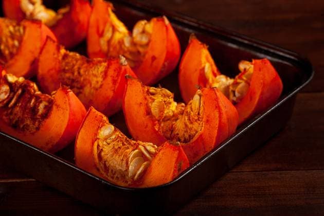 Im Ofen gebackene Kürbisse auf einem Backblech Oven-baked pumpkins on a baking sheet. The concept of healthy vegetable dishes. The concept of Thanksgiving Day (License=RF) Copyright: xZoonar.com ElenaxDmitrievax 23262706