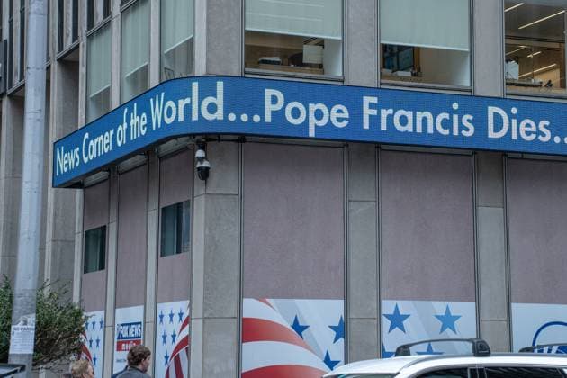 News Themen der Woche KW17 News Bilder des Tages April 21, 2025, Manhattan, Ny, United States: News media reports on the death of Pope Francis in New York City. The Pope passed due to a stroke and Irreversible cardiocirculatory collapse Manhattan United States - ZUMAs197 20250421_aaa_s197_123 Copyright: xDerekxFrenchx