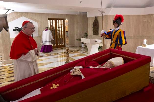 News Themen der Woche KW17 ITALY - RITE OF THE CONSTATATION OF THE DEATH OF THE PONTIFF AT THE CHAPEL OF SANTA MARTA AT THE VATICAN - 2025 4 21 Italy, Rome,Vatican 2025 4 21 Cardina Pietro Parolin during Rite of the Constatation of the Death of the Pontiff at the Chapel of Santa Marta . EDITORIAL USE ONLY - NO BOOKS Copyright: xVATICANxMEDIAx