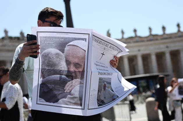 News Themen der Woche KW17 News Bilder des Tages Vatican A Day After Pope Francis Death A person looks at the issue of L Osservatore Romano a day after Pope Francis has died, at Saint Peter s Square in Vatican on April 22, 2025. Vatican Vatican  Copyright: xJakubxPorzyckix originalFilename: porzycki-vaticana250422_npPAE.jpg