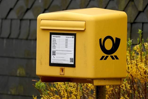 Eine Briefkasten der Deutschen Post in Siegen-Geisweid. Briefkasten am 22.04.2025 in Siegen Deutschland. *** A Deutsche Post letterbox in Siegen Geisweid letterbox on 22 04 2025 in Siegen Germany