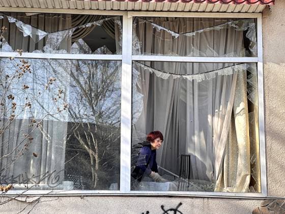 Bilder des Jahres 2025, News 04 April News Themen der Woche KW17 News Bilder des Tages Russian launches massive Shahed drone attack on Odesa A woman removes glass shards in the lobby of an administrative building damaged by a Russian drone attack on Monday evening, April 21, Odesa, Ukraine, on April 22, 2025. (Photo by Nina Liashonok Ukrinform), Credit:Nina Liashonok Avalon Ukraine, Odesa  Copyright: xNinaxLiashonokx xAvalonx 0990805883