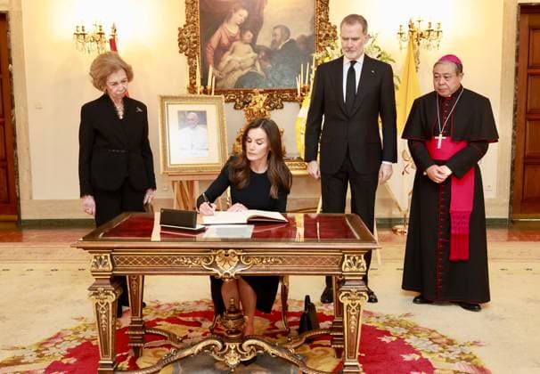 Entertainment Themen der Woche KW17 Entertainment Bilder des Tages 22-04-225 Spain Queen Letizia signing the book of condolences for the late Pope Francis next to Emeritus Queen Sofia, Spains King Felipe and acting Apostolic Nuncio to Spain, Bernardito Cleopas Auza at the Apostolic Nunciature in Madrid, Spain. A book of condolences has been placed at the Nunciature for people to sign and pay tribute to Pope Francis, who died on 21 April 2025 at the age of 88, according to the Holy See. Born Jorge Mario Bergoglio in Buenos Aires, Argentina, on 17 December 1936, he was appointed leader of the Catholic Church on 13 March 2013, succeeding Pontiff Emeritus. Â  Copyright: xPPEx