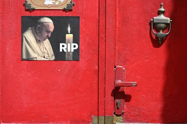 News Themen der Woche KW17 News Bilder des Tages A photo of the late Pope Francis, 88, is displayed on a door in the Old City of Jerusalem on Tuesday, April 22, 2025.  JER2025042201 DEBBIExHILL