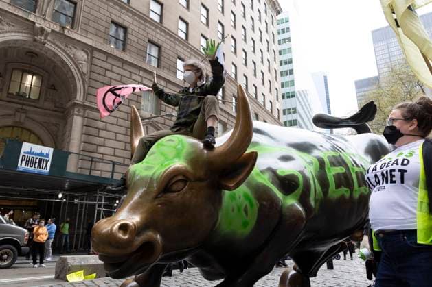 Bilder des Jahres 2025, News 04 April News Themen der Woche KW17 News Bilder des Tages April 22, 2025, New York, New York, USA: On Earth Day climate activists with Extinction Rebellion NYC write GREED and the Extinction Rebellion symbol in green on Wall Street s Charging Bull with removable chalk, hold XR flags and wear shirts that read NO 12839$ ON A DEAD PLANET. Demonstrators call for Wall Street banks to stop funding and profiting from fossil fuels that are destroying the planet. New York USA - ZUMAr174 20250422_znp_r174_006 Copyright: xGinaxMxRandazzox