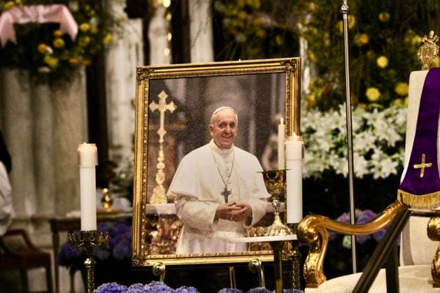 News Themen der Woche KW17 News Bilder des Tages Mass at st. Patrick™s cathedral following passing of his holiness, pope francis. (new) mass at st. Patrick™s cathedral following passing of his holiness, pope francis. April 22, new york, usa: a mass at st. Patrick™s cathedral following passing of his holiness, pope francis. The pope died early morning of monday, 21 of april, 2025, after celebrating easter sunday at the vatican city. He was 88 years old. Credit: niyi fote thenews2 (Foto: Niyi Fote Thenews2 imago images) Mass at st. Patrick™s cathedral following passing of his holiness, pope francis.  Copyright: xNiyixFotex