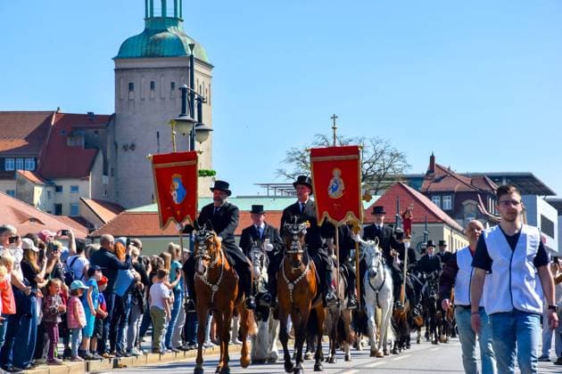 Bautzen - Sorbischer Brauch: Osterreiter verkünden Auferstehung 20.04.2025 Bautzen Fotograf: LausitzNews.de Florian Nicks In 9 verschiedenen Prozessionen machen sich wieder hunderte Reiter mit geschmückten Pferden auf den Weg, um die Botschaft der Auferstehung Christi ins Land hinaus zu tragen. Hunderte Gäste reisten an und beobachteten das Spektakel in dem kleinen sorbischen Dorf. Bautzen Sachsen Deutschland *** Bautzen Sorbian custom Easter riders proclaim resurrection 20 04 2025 Bautzen Photographer LausitzNews de Florian Nicks In 9 different processions, hundreds of riders with decorated horses set off again to carry the message of Christs resurrection out into the country Hundreds of guests traveled to watch the spectacle in the Copyright: xLausitzNewsx