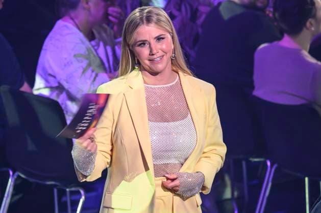 Im Bild v.l.: Beatrice Egli GER, Berlin, Die Beatrice Egli Show in Adlershof - am Studio 20, SWR, Aufzeichnung der Musik- und Unterhaltungsshow mit Beatrice Egli, 08.04.2025 *** In the picture from l Beatrice Egli GER, Berlin, The Beatrice Egli Show in Adlershof at Studio 20, SWR, Recording of the music and entertainment show with Beatrice Egli, 08 04 2025 Copyright: HMBxMedia UwexKoch