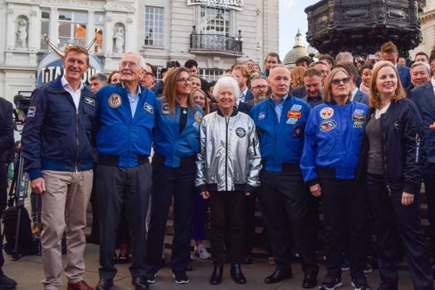 Bilder des Jahres 2025, News 04 April News Themen der Woche KW17 News Bilder des Tages April 22, 2025, London, England, United Kingdom: L-R: Astronauts TIM PEAKE, CHARLIE DUKE, and NICOLE STOTT, Duke s wife DOROTHY MEADE CLAIBORN, astronauts DOUG HURLEY, KATHY SULLIVAN and MEGANNE CHRISTIAN stand in Piccadilly Circus ahead of a special screening of footage of planet Earth and its inhabitants on Piccadilly Lights for Earth Day, organised by Space For A Better World and Space For Art Foundation. London United Kingdom - ZUMAv130 20250422_zip_v130_006 Copyright: xVukxValcicx