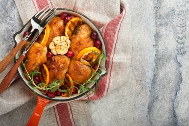 Gebackene Hähnchenschenkel mit Orange, Preiselbeeren und würzigen Kräutern Rosmarin serviert in der Pfanne auf hellem Hintergrund. Festliches Weihnachtsessen Konzept Menü. Ansicht von oben. copy space Gebackene Hähnchenschenkel mit Orange, Preiselbeeren und würzigen Kräutern Rosmarin serviert in der Pfanne auf hellem Hintergrund. Festliches Weihnachtsessen Konzept Menü. Ansicht von oben. copy space (License=RF) Copyright: xZoonar.com KatsiarynaxHuravax 23255384