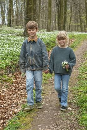 IMAGO Creative, Ostern, Bräuche, Osterspaziergang #2 Zwei blonde Kinder, 6 und 8 Jahre alt, gehen im Frühling auf einem Waldweg in der Gemeinde Ystad, Provinz Skane, Schweden, Skandinavien, Europa Two blonde children, 6 and 8 years old, walking on a forest path in spring in Ystad municipality, Skane county, Sweden, Scandinavia, Europe Copyright: imageBROKER AlfxJönsson ibxjon13213826.jpg ,model released, Symbolfoto ,property released