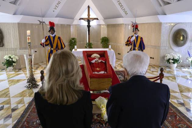 News Themen der Woche KW17 Italy, Rome, Vatican,22-04-2025 President of the Italian Republic Sergio Mattarella and his daughter Laura Mattarella visiting the chapel of the Santa Marta residence in the Vatican, where the body of Pope Francis rests, to pay their respects at the Vatican. Photograph by Vatican Media Catholic Press Photo RESTRICTED TO EDITORIAL USE - NO MARKETING - NO ADVERTISING CAMPAIGNS  Copyright: x VaticanxMedia CPPx xipa-agency.netx x VaticanxMedia CPPx IPA_Agency_IPA56796639