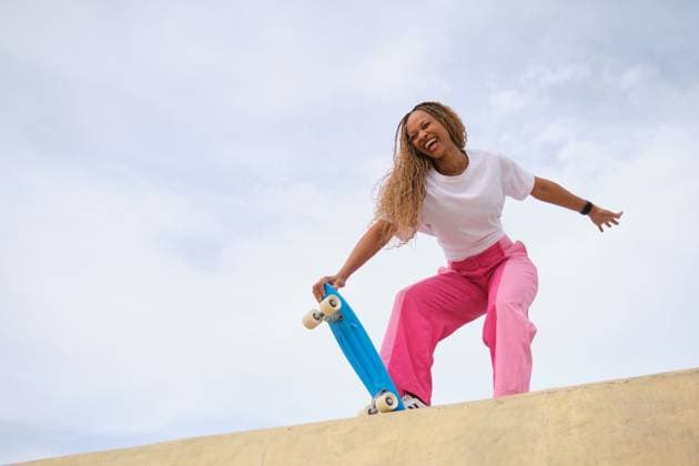 Creative Highlights Symbolfotos Young woman laughing and balancing on a skateboard on a ramp Madrid, Community of Madrid, Spain CR_CRVI250421A-1706524-01 ,model released, Symbolfoto