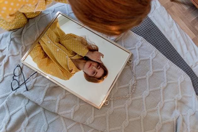 Creative Highlights Symbolfotos Young woman examines her skin in the mirror. Home care concept. Problem skin on the face Khabarovsk, Khabarovsk Krai, Russia R_RGECWW210512-741922-01 ,model released, Symbolfoto