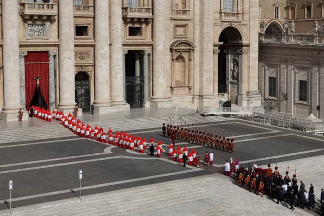 News Themen der Woche KW17 News Bilder des Tages Transfer of The Coffin of Pope Francis - Vatican The body of Pope Francis transported in an open coffin across St. Peter s Square to St. Peter s Basilica, where he will be laid out for three days. Vatican, Italy on April 23, 2025. Photo by Marco Iacobucci IPA ABACAPRESS.COM Vatican italy Italy  Copyright: xIacobuccixMarco IPA ABACAx