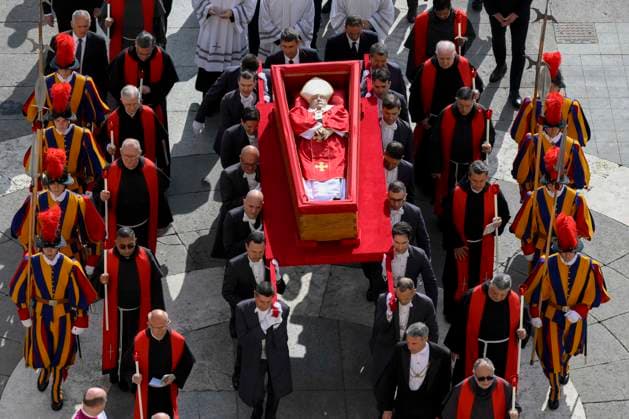 News Themen der Woche KW17 ITALY - REL - 2025 4 23 Pope Francis coffin is transferred to St Peter s Basilica 2025-04-23 Italy, Rome, Vatican, 2025 4 23 Pope Francis coffin is transferred to St Peter s Basilica for three days of lying in state, in Vatican City, EDITORIAL USE ONLY - NO BOOKS Copyright: x VaticanxMedia CPPx