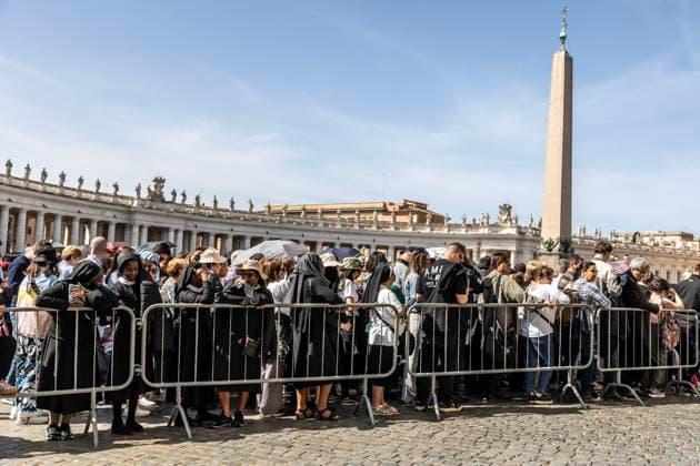 News Themen der Woche KW17 News Bilder des Tages Mourning period and funeral arrangements for Pope Francis, Vatican City, Rome, Italy - 23 Apr 2025 Pilgrims queuing to pay homage to pope francis. Mourning period and funeral arrangements for Pope Francis, Vatican City, Rome, Italy - 23 Apr 2025, Credit:Francesco Fotia Avalon Vatican, Italia, Vatican City  Copyright: xFrancescoxFotiax xAvalonx 0991162100