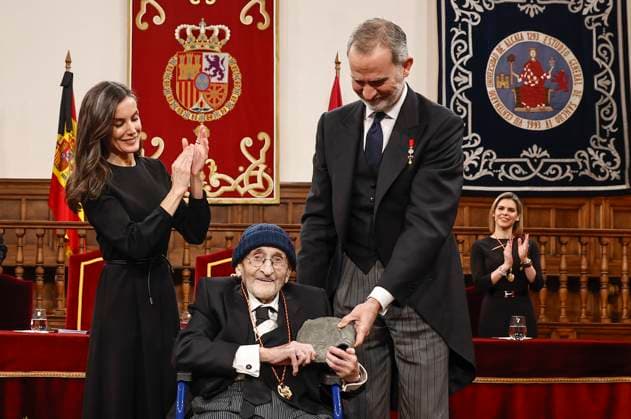 Entertainment Themen der Woche KW17 King Felipe and Queen Letizia give the Cervantes Literature Prize to Spanish writer Alvaro Pombo during the awarding ceremony held at Alcala de Henares University s Aula Magna in Alcala de Henares, Madrid, Spain, 23 April 2025. The 2024 Cervantes Prize is, the biggest literary award in the Spanish language. Spanish writer Alvaro Pombo receives Cervantes Literature Award !ACHTUNG: NUR REDAKTIONELLE NUTZUNG!  Copyright: xBallesterosx GRAF1811 20250423-55016612796_1
