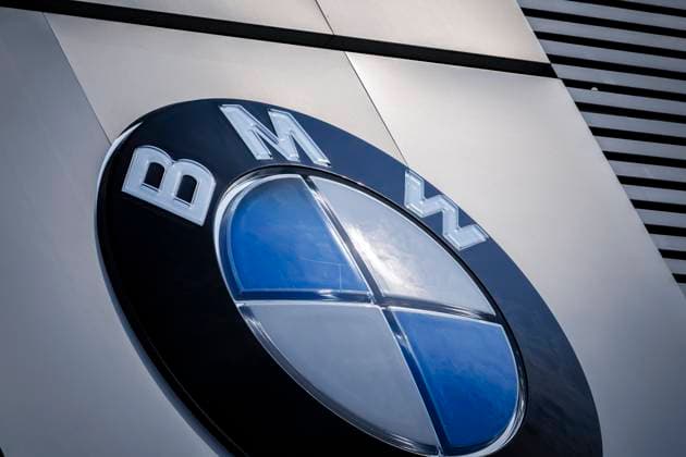 Logo von BMW an einem Autohaus in Berlin. Berlin, 23.04.2025. Berlin Deutschland *** BMW logo on a car dealership in Berlin Berlin, 23 04 2025 Berlin Germany Copyright: xThomasxTrutschelx