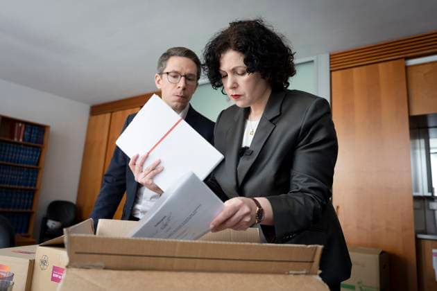 Bilder des Jahres 2025, News 04 April News Themen der Woche KW17 News Bilder des Tages Bündnis Sahra Wagenknecht reicht Wahleinspruch ein Bündnis Sahra Wagenknecht, Wahleinspruch, Amira Mohamed Ali, Abgabe beim Wahlprüfungsausschuss gegen das amtliche Endergebnis der Bundestagswahl Berlin Berlin GER *** Bündnis Sahra Wagenknecht files election objection Bündnis Sahra Wagenknecht, election objection, Amira Mohamed Ali, submission to the election review committee against the official final result of the Bundestag election Berlin Berlin GER