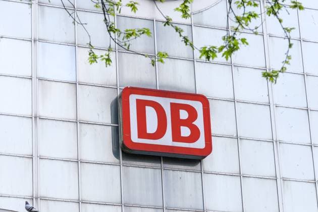 Düsseldorf 23.04.2025 DB Deutsche Bahn Bahnlogo Hauptbahnhof Bertha-von-Suttner-Platz Deutschlandticket Düsseldorf Nordrhein-Westfalen Deutschland