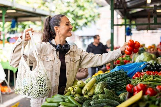 Woman shopping for fresh produce at a local market outdoors model released, Symbolfoto, WPEF09666