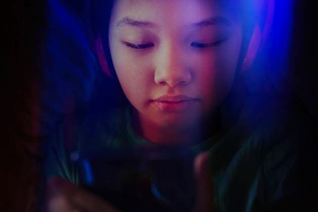 Creative Highlights Symbolfotos Creative Highlights Symbolfotos Girl with headphones using a smartphone in neon light model released, Symbolfoto, AZF00658