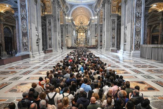 Bilder des Jahres 2025, News 04 April News Themen der Woche KW17 News Bilder des Tages April 23, 2025, Vatican City: Members of the public line up to pay their respects to the late Pope Francis as he lies in state at Saint Peter s Basilica, in Vatican City, 23 April 2025. Faithfull and well-wishers will be able pay their respects to the spiritual leader, who died on 21 April 2025, aged 88, until his funeral on 26 April in the plaza in front of the basilica. ANSA ALESSANDRO DI MEO Vatican City  - ZUMAa110 20250423_zaf_a110_043 Copyright: xAlessandroxDixMeox
