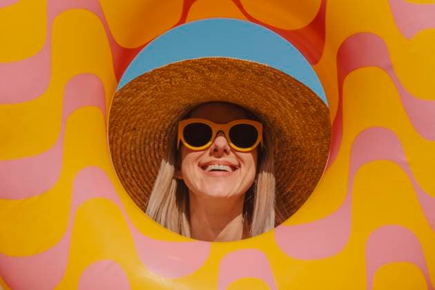 Stylish woman enjoying summer vacation with inflatable ring model released, Symbolfoto, VSNF03017
