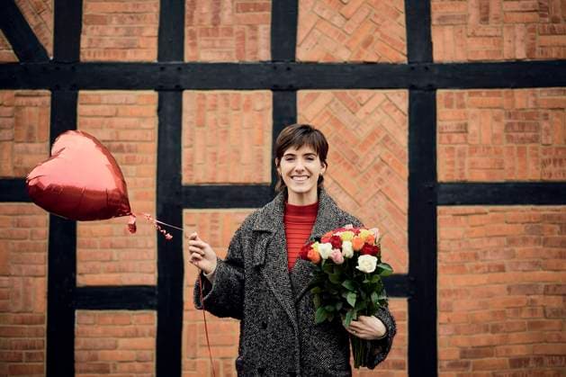 Creative Highlights Symbolfotos Woman in London street holding flowers and a heart-shaped balloon model released, Symbolfoto property released, PWF01432