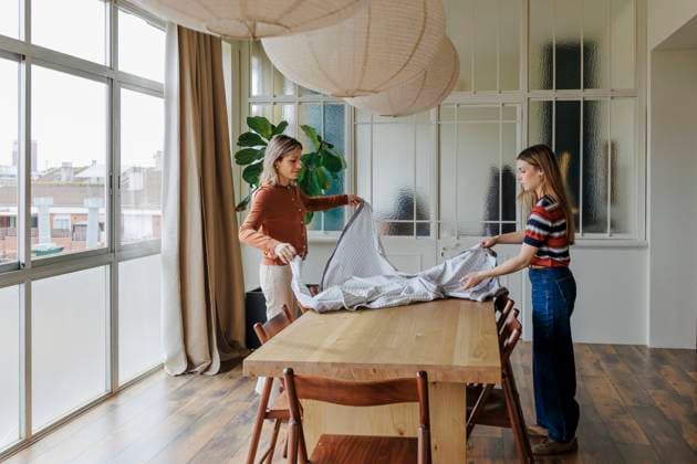 Mother and daughter preparing dinner together at home model released, Symbolfoto property released, EBIF00061