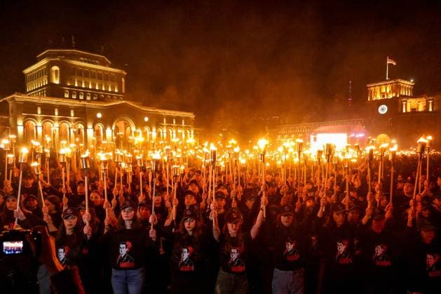 Bilder des Jahres 2025, News 04 April News Themen der Woche KW17 News Bilder des Tages ARMENIA, YEREVAN - APRIL 23, 2025: A torchlight procession takes place in Republic Square on the eve of Armenian Genocide Remembrance Day, which marks 110 years since the Armenian genocide in the Ottoman Empire. Alexander Patrin TASS  80065498