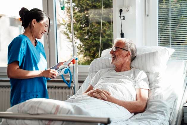 IMAGO Creative, Diversity, Pflege im Krankenhaus Nurse providing care and support to a patient in a hospital room model released, Symbolfoto property released, RAYF00166