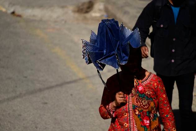 News Themen der Woche KW17 News Bilder des Tages Nepal Weather A pedestrian uses an umbrella for protection from the scorching sun on a hot summer day in Kirtipur, Kathmandu, Nepal, on April 23, 2025. Kathmandu NP Nepal  Copyright: xNarayanxMaharjanx originalFilename: maharjan-nepalwea250423_npV6o.jpg