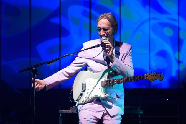 Entertainment Themen der Woche KW17 Entertainment Bilder des Tages Munich, Germany, April 23rd 2025: Mike Rutherford of Mike and the Mechanics during the Looking Back - Living the Years 2025 Tour at Circus Krone, Munich, Germany. (Sven Beyrich SPP)  Copyright: xSvenxBeyrich SPPx spp-en-SvBe-20250423-D4S_9590