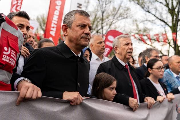 CHP Chairman Özgür Özel organised a march in Ankara, Turkey - 23 Apr 2025 CHP Chairman Özgür Özel seen during the march. Özgür Özel, Chairman of the Republican People s Party (CHP), called for a march on 23 April National Sovereignty and Children s Day in Turkey to protest the arrest of Istanbul Metropolitan Mayor Ekrem ?mamo?lu and recent political developments, as well as to celebrate the holiday. Although the Governorate of Ankara banned the protest, Özel organised a rally in Ulus Square and marched with the crowd to the mausoleum of Mustafa Kemal Atatürk, the founder of the Republic of Turkey. Ankara Turkey Copyright: xTunahanxTurhanx xSOPAxImagesx TNHN-17