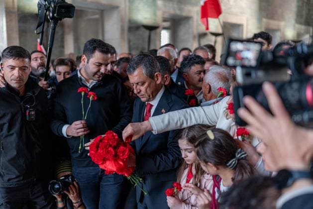 April 23, 2025, Ankara, Turkey: CHP Chairman Özgür Özel lays flowers on Atatürk s grave at mausoleum. Özgür Özel, Chairman of the Republican People s Party (CHP), called for a march on 23 April National Sovereignty and Children s Day in Turkey to protest the arrest of Istanbul Metropolitan Mayor Ekrem ?mamo?lu and recent political developments, as well as to celebrate the holiday. Although the Governorate of Ankara banned the protest, Özel organised a rally in Ulus Square and marched with the crowd to the mausoleum of Mustafa Kemal Atatürk, the founder of the Republic of Turkey. Ankara Turkey - ZUMAs197 20250423_aaa_s197_115 Copyright: xTunahanxTurhanx
