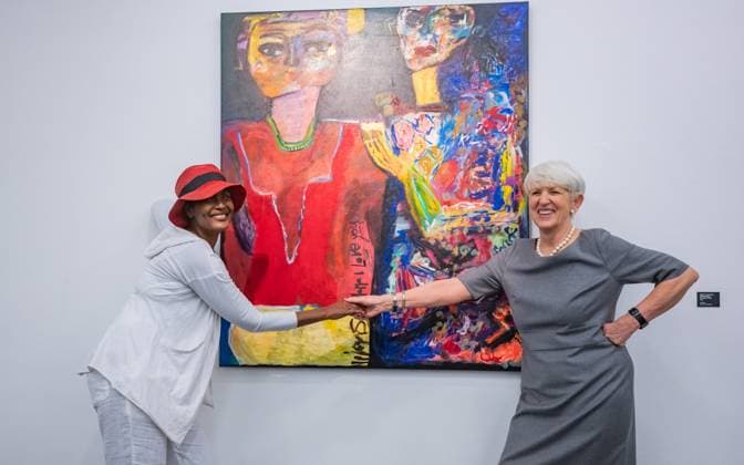 Bilder des Jahres 2025, Entertainment 04 April Entertainment Themen der Woche KW17 Entertainment Bilder des Tages 20250423 Eroeffnung Ausstellung -Waris Dirie-Mogadishu Blues WIEN, OESTERREICH - 23. APRIL: Ehemalige Topmodel, Aktivistin fuer Menschenrechte, Kaempferin gegen weibliche Genitalverstuemmelung und bildende Kuenstlerin Waris Dirie und Unternehmerin, Unternehmensberaterin, ehemalige OeVP Ministerin fuer Umwelt, Gesundheit, Jugend, Familie und Frauen, Mitglied im Praesidium der Oesterreichischen Sporthilfe und Oesterreichisches Paralympisches Committee Praesidentin und Kaempferin gegen FGM - Weibliche Genitalverstuemmelung Maria Rauch Kallat waehrend der Eroeffnung ihrer Ausstellung -Mogadishu Blues- bei der sie zum ersten Mal ihre Malerei an die Oeffentlichkeit zeigt im Bank Asutria Kunstforum Wien am 23. April 2025 in Wien, Oesterreich. 2504 Copyright: xIsabellexOuvrardx SEPAxMedia