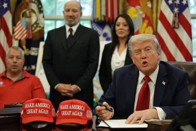 News Themen der Woche KW17 News Bilder des Tages DC: President Trump Signs New Executive Orders President Donald Trump signs executive orders in the Oval Office of the White House on April 23, 2025 in Washington, D.C. In the background: US Secretary of Commerce Howard Lutnick (L) and Secretary of Labor Lori Chavez-DeRemer (R). The orders signed today focus on education. (Photo by Samuel Corum Pool ABACAPRESS.COM) Washington, DC United States  Copyright: xPool ABACAx